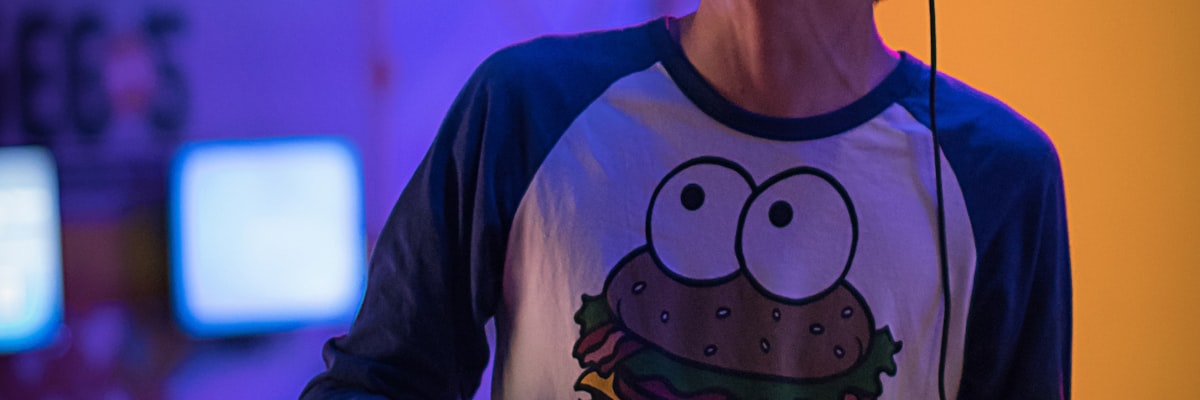 团队在现代化办公室中协作使用数字设备的场景