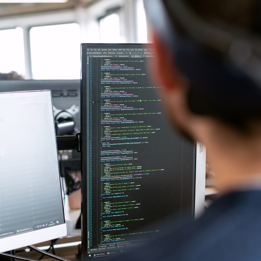 程序员在办公室使用多显示器进行软件开发的专注场景